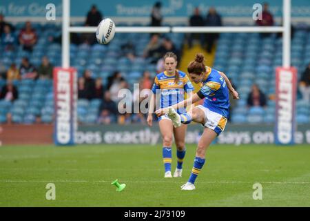 Leeds, England - 7.. Mai 2022 - Courtney Winfield-Hill (7) von Leeds Rhinos Kicks. Woman's Rugby League Betfred Challenge Cup Final Leeds Rhinos vs St. Helens im Elland Road Stadium, Leeds, Großbritannien Dean Williams Credit: Dean Williams/Alamy Live News Stockfoto