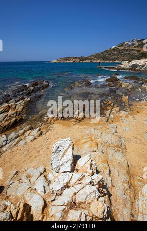 Felsenstrand auf der Insel Anteparos, Kykladen, Griechenland Stockfoto