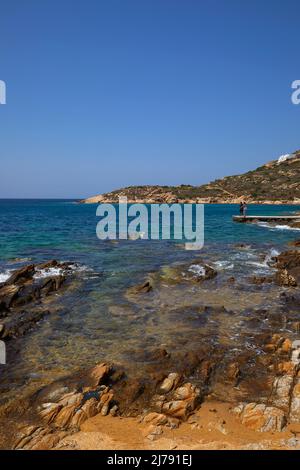 Felsenstrand auf der Insel Anteparos, Kykladen, Griechenland Stockfoto