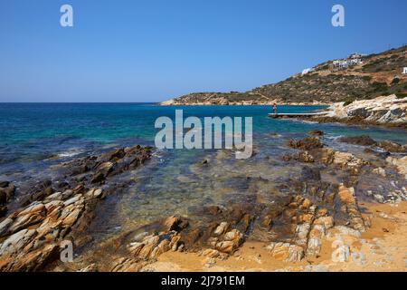 Felsenstrand auf der Insel Anteparos, Kykladen, Griechenland Stockfoto