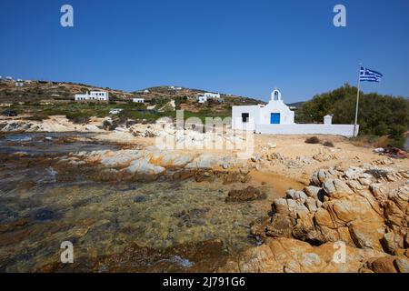 Traditionelle Kirche am felsigen Strand auf der Insel Anteparos, Kykladen, Griechenland Stockfoto