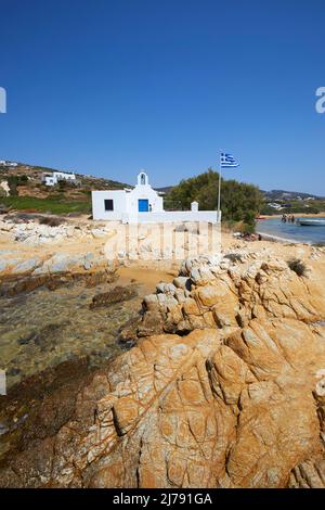 Traditionelle Kirche am felsigen Strand auf der Insel Anteparos, Kykladen, Griechenland Stockfoto