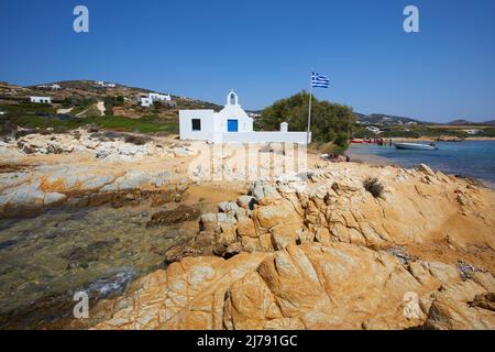 Traditionelle Kirche am felsigen Strand auf der Insel Anteparos, Kykladen, Griechenland Stockfoto