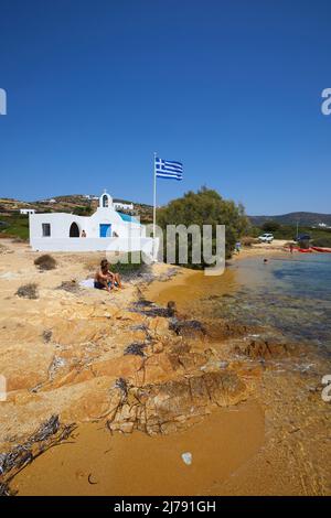 Traditionelle Kirche am felsigen Strand auf der Insel Anteparos, Kykladen, Griechenland Stockfoto