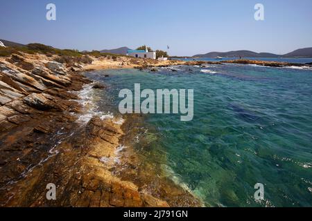 Felsenstrand auf der Insel Anteparos, Kykladen, Griechenland Stockfoto