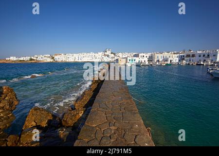 Der Kai des Dorfes Naousa in Paros, Kykladen, Griechenland Stockfoto