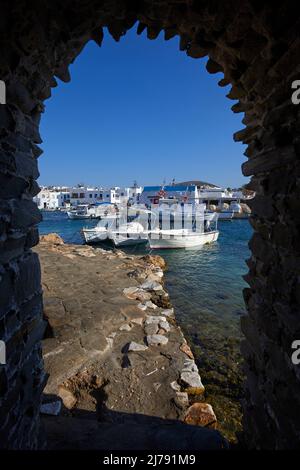 Der Kai des Dorfes Naousa in Paros, Kykladen, Griechenland Stockfoto