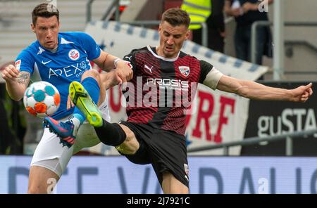 07. Mai 2022, Bayern, Ingolstadt: Fußball: 2. Bundesliga, FC Ingolstadt 04 - Hansa Rostock, Matchday 33, Audi Sportpark. Ingolstadts Stefan Kutschke (r) und Rostocks Ryan Malone kämpfen um den Ball. Foto: Stefan Puchner/dpa - WICHTIGER HINWEIS: Gemäß den Anforderungen der DFL Deutsche Fußball Liga und des DFB Deutscher Fußball-Bund ist es untersagt, im Stadion und/oder des Spiels aufgenommene Fotos in Form von Sequenzbildern und/oder videoähnlichen Fotoserien zu verwenden oder zu verwenden. Stockfoto