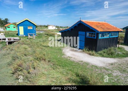 Austernhütten in Gezeitensalzmarschen am Austerngelände Fort Royer, Oleron Island an der Atlantikküste von Charente Maritime, Frankreich Stockfoto