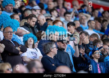 7.. Mai 2022; bet365 Stadium, Stoke, Staffordshire, England; Championship Football, Stoke City gegen Coventry City; Coventry-Fans auf den Tribünen Stockfoto