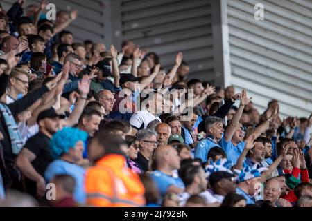 7.. Mai 2022; bet365 Stadium, Stoke, Staffordshire, England; Championship Football, Stoke City gegen Coventry City; Coventry-Fans auf den Tribünen Stockfoto