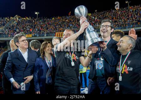 Stadio Via del Mare, Lecce, Italien, 06. Mai 2022, Der Präsident Sticki Damiani feiert den Meisterschaftssieg mit dem Pokal während der US Lecce Stockfoto