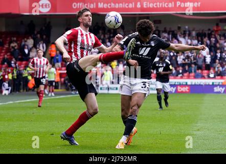 Chris Basham von Sheffield United (links) und Antonee Robinson von Fulham kämpfen beim Sky Bet Championship-Spiel in der Bramall Lane in Sheffield um den Ball. Bilddatum: Samstag, 7. Mai 2022. Stockfoto