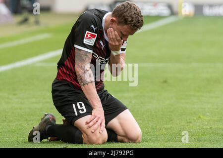 07. Mai 2022, Bayern, Ingolstadt: Fußball: 2. Bundesliga, FC Ingolstadt 04 - Hansa Rostock, Matchday 33, Audi Sportpark. Marcel Gaus aus aus aus Ingolstadt hält die Hand an sein Gesicht. Foto: Stefan Puchner/dpa - WICHTIGER HINWEIS: Gemäß den Anforderungen der DFL Deutsche Fußball Liga und des DFB Deutscher Fußball-Bund ist es untersagt, im Stadion und/oder des Spiels aufgenommene Fotos in Form von Sequenzbildern und/oder videoähnlichen Fotoserien zu verwenden oder zu verwenden. Stockfoto