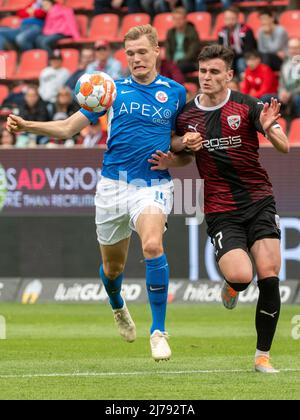 07. Mai 2022, Bayern, Ingolstadt: Fußball: 2. Bundesliga, FC Ingolstadt 04 - Hansa Rostock, Matchday 33, Audi Sportpark. Ingolstadts Thomas Keller (r) versucht, Rostocks Svante Ingelsson den Ball zu nehmen. Foto: Stefan Puchner/dpa - WICHTIGER HINWEIS: Gemäß den Anforderungen der DFL Deutsche Fußball Liga und des DFB Deutscher Fußball-Bund ist es untersagt, im Stadion und/oder des Spiels aufgenommene Fotos in Form von Sequenzbildern und/oder videoähnlichen Fotoserien zu verwenden oder zu verwenden. Stockfoto