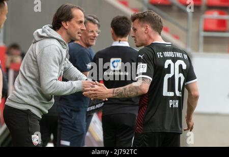 07. Mai 2022, Bayern, Ingolstadt: Fußball: 2. Bundesliga, FC Ingolstadt 04 - Hansa Rostock, Matchday 33, Audi Sportpark. Ingolstädter Trainer Rüdiger Rehm (l) gibt Florian Pick am Rande Anweisungen. Foto: Stefan Puchner/dpa - WICHTIGER HINWEIS: Gemäß den Anforderungen der DFL Deutsche Fußball Liga und des DFB Deutscher Fußball-Bund ist es untersagt, im Stadion und/oder des Spiels aufgenommene Fotos in Form von Sequenzbildern und/oder videoähnlichen Fotoserien zu verwenden oder zu verwenden. Stockfoto