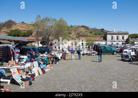 Autoboot-Verkaufsmarkt (Mercatino Dell'Ustao Con La Tua Auto) in Testaccio Rom Italien Stockfoto