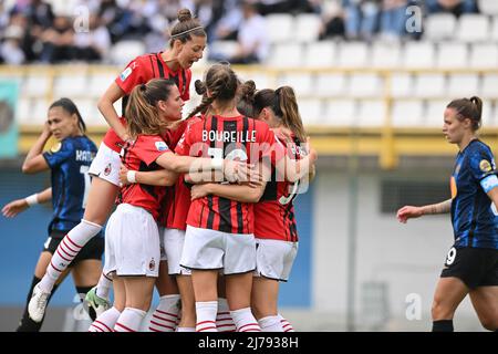 Teamkollegen feiern Lindsey Thomas (#19 AC Mailand) nach dem Tor im Serie-A-Frauenspiel zwischen dem FC Internazionale und dem AC Mailand im Breda-Stadion in Sesto San Giovanni Mailand, Italien Cristiano Mazzi/SPP Stockfoto