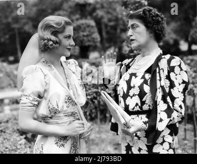 JOAN FONTAINE und CONSTANCE COLLIER in Einem MÄDCHEN IN NOT 1937 Regisseur GEORGE STEVENS Story P.G. Wodehouse RKO Radio Pictures Stockfoto