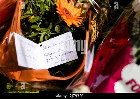 2022-05-07 12:19:04 ALBASSERDAM - Blumen an der Tro Tardi-Pflegefarm in Alblasserdam, wo ein tödliches Schießen fand am Freitag. Bei der Schießerei wurden ein 16-jähriges Mädchen aus Dordrecht und eine 34-jährige Frau aus Alblasserdam getötet. ANP JEFFREY GREENWEG niederlande Out - belgien Out Stockfoto