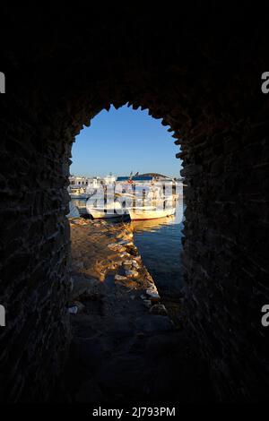 Der Kai des Dorfes Naousa in Paros, Kykladen, Griechenland Stockfoto