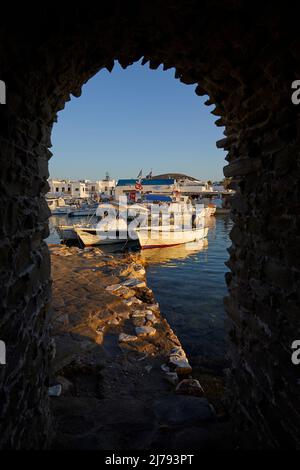 Der Kai des Dorfes Naousa in Paros, Kykladen, Griechenland Stockfoto