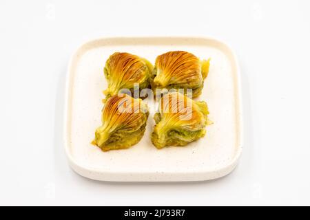 Muschel Baklava. Pistazien-Baklava isoliert auf weißem Hintergrund. Köstlichkeiten der mediterranen Küche. Nahaufnahme. Lokaler Name midye baklava Stockfoto