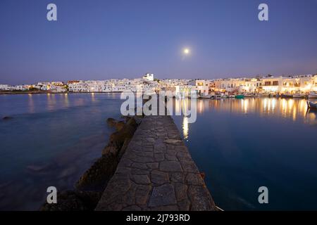 Der Kai des Dorfes Naousa in Paros, Kykladen, Griechenland Stockfoto