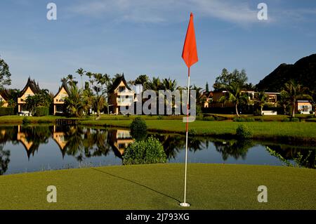 Eine allgemeine Ansicht des Resort-Minigolfplatzes an der Blue Haven Bay von Siam Royal View am Chang Noi Beach, Koh Chang Island in der Provinz trat. Koh Chang ist eine beliebte Touristeninsel, die etwa 350 km südöstlich der Hauptstadt Bangkok liegt. Stockfoto