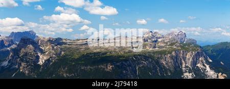 Puez-Berggruppe, Ostseite. Gardenaccia felsige Seite. Karstplateau. Gadertal. Naturpark Puez-Geisler. Die Grödner Dolomiten. Italien. Europa. Stockfoto