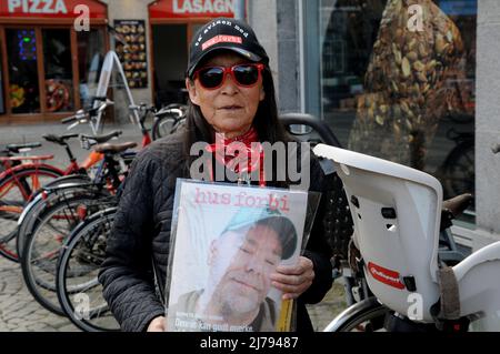 Kopenhagen/Dänemark/07 May 2022/Female verkauft weniger heimisch Magazin in der dänischen Hauptstadt. (Foto..Francis Dean/Dean Picturs) Stockfoto