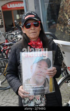 Kopenhagen/Dänemark/07 May 2022/Female verkauft weniger heimisch Magazin in der dänischen Hauptstadt. (Foto..Francis Dean/Dean Picturs) Stockfoto