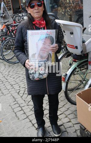 Kopenhagen/Dänemark/07 May 2022/Female verkauft weniger heimisch Magazin in der dänischen Hauptstadt. (Foto..Francis Dean/Dean Picturs) Stockfoto