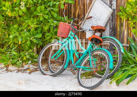 Tulum Mexico 02. Februar 2022 Türkis Fahrräder Fahrräder an der erstaunlichen und schönen karibikküste und Strand Panoramablick mit türkisfarbenem Wasser Peop Stockfoto