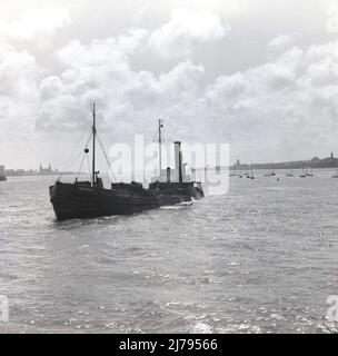 1969, historisch, der Dampfbagger „Peakdale“ auf der Mersey, Liverpool, England, Großbritannien, dem letzten kohlebetriebenen dampfbetriebenen Schiff, das kommerziell auf der Mersey gehandelt wird. Ein Saugtrichter-Bagger, der 1910 in Kinderdijk, Niederlande, gebaut wurde, hieß ihr ursprünglicher Name 'Prinses Juliana'. Die Manchester Ship Canal Co. Erwarb sie 1913, ohne den Namen zu ändern. 1962 von Richard Abel & Sons gekauft und in Peakdale umbenannt, baggte sie in der Mersey-Mündung nach Sand, bis sie 1970 verschrottet wurde. Stockfoto