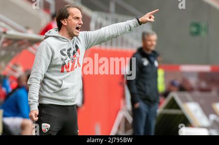 07. Mai 2022, Bayern, Ingolstadt: Fußball: 2. Bundesliga, FC Ingolstadt 04 - Hansa Rostock, Matchday 33, Audi Sportpark. Ingolstädter Trainer Rüdiger Rehm gibt am Rande Anweisungen. Foto: Stefan Puchner/dpa - WICHTIGER HINWEIS: Gemäß den Anforderungen der DFL Deutsche Fußball Liga und des DFB Deutscher Fußball-Bund ist es untersagt, im Stadion und/oder des Spiels aufgenommene Fotos in Form von Sequenzbildern und/oder videoähnlichen Fotoserien zu verwenden oder zu verwenden. Stockfoto