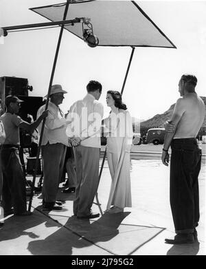 Regisseur DAVID BUTLER (Strohhut) DENNIS MORGAN und DOROTHY MALONE am Drehort offen mit Movie Crew und Technicolor Camera während der Dreharbeiten von ZWEI TEXAS KNIGHTS 1948 Regisseur DAVID BUTLER Warner Bros Stockfoto