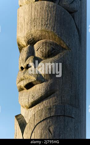 Ein Gesicht, das auf dem Totem-Pfahl Spirit of Lekwammen in der Nähe des Innenhafens in Victoria, British Columbia, Kanada, geschnitzt wurde. Stockfoto