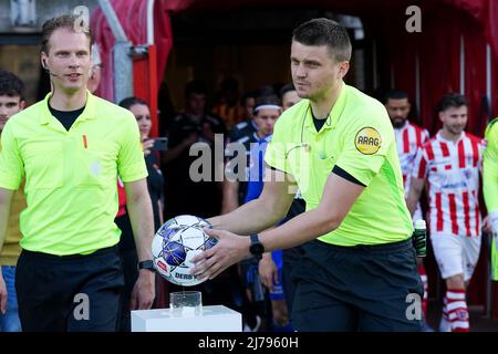 OSS, NIEDERLANDE - 6. MAI: Schiedsrichter-Assistent Sjoerd Nanninga und Schiedsrichter Jesse Rozendal während des niederländischen Keukenkampioendivisie-Spiels zwischen TOP Oss und MVV Maastricht am 6. Mai 2022 im Frans Heesen Stadion in Oss, Niederlande (Foto: Rene Nijhuis/Orange Picts) Stockfoto