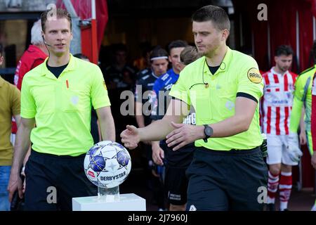 OSS, NIEDERLANDE - 6. MAI: Schiedsrichter-Assistent Sjoerd Nanninga und Schiedsrichter Jesse Rozendal während des niederländischen Keukenkampioendivisie-Spiels zwischen TOP Oss und MVV Maastricht am 6. Mai 2022 im Frans Heesen Stadion in Oss, Niederlande (Foto: Rene Nijhuis/Orange Picts) Stockfoto