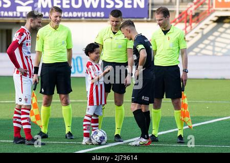 OSS, NIEDERLANDE - MAI 6: Rick Stuy van den Herik von TOP Oss, Assistenzreferent Roan van Marrewijk, Schiedsrichter Jesse Rozendal, Assistenzschiedsrichter Sjoerd Nanninga und Sven Blumenel vom MVV Maastricht schauen sich an, während das Maskottchen von TOP Oss während des niederländischen Keukenkampioendivisie-Spiels zwischen TOP Oss und MVV Maastricht am 6. Mai 2022 im Frans Heesen Stadion in Oss, Niederlande, den Wurf durchführt (Foto: Rene Nijhuis/Orange Picts) Stockfoto