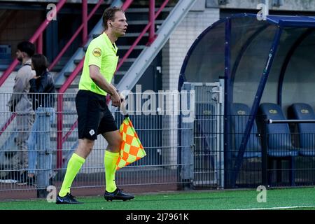 OSS, NIEDERLANDE - 6. MAI: Assistenzreferent Sjoerd Nanninga während des niederländischen Keukenkampioendivisie-Spiels zwischen TOP Oss und MVV Maastricht im Frans Heesen Stadion am 6. Mai 2022 in Oss, Niederlande (Foto: Rene Nijhuis/Orange Picts) Stockfoto