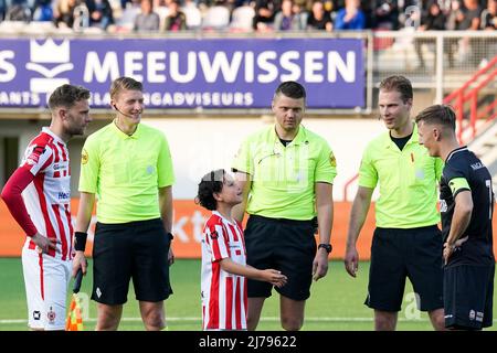 OSS, NIEDERLANDE - MAI 6: Rick Stuy van den Herik von TOP Oss, Assistenzreferent Roan van Marrewijk, Schiedsrichter Jesse Rozendal, Assistenzschiedsrichter Sjoerd Nanninga und Sven Blumenel vom MVV Maastricht schauen sich an, während das Maskottchen von TOP Oss während des niederländischen Keukenkampioendivisie-Spiels zwischen TOP Oss und MVV Maastricht am 6. Mai 2022 im Frans Heesen Stadion in Oss, Niederlande, den Wurf durchführt (Foto: Rene Nijhuis/Orange Picts) Stockfoto