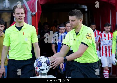 OSS, NIEDERLANDE - 6. MAI: Schiedsrichter-Assistent Sjoerd Nanninga und Schiedsrichter Jesse Rozendal während des niederländischen Keukenkampioendivisie-Spiels zwischen TOP Oss und MVV Maastricht am 6. Mai 2022 im Frans Heesen Stadion in Oss, Niederlande (Foto: Rene Nijhuis/Orange Picts) Stockfoto