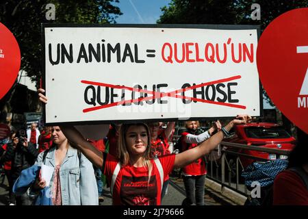 Toulouse, Frankreich, 7.. Mai 2022. Unterschreiben Sie für die Verteidigung von Tieren als Lebewesen. Am 7. Mai 2022 fand in Toulouse (Frankreich) ein marsch statt, um die Abschaffung der Schlachthöfe zu fordern, den Tierschutz zu fördern und den Verzehr von Fleisch und Fisch zu reduzieren. Die Organisatoren (Verbände 'J'agis pour les animaux' und L214) weisen darauf hin, dass täglich nicht weniger als 164 Millionen Landtiere getötet werden und fast 3 Milliarden Wassertiere. Foto von Patrick Batard/ABACAPRESS.com Quelle: Abaca Press/Alamy Live News Stockfoto