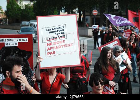 Toulouse, Frankreich, 7.. Mai 2022. Am 7. Mai 2022 fand in Toulouse (Frankreich) ein marsch statt, um die Abschaffung der Schlachthöfe zu fordern, den Tierschutz zu fördern und den Verzehr von Fleisch und Fisch zu reduzieren. Die Organisatoren (Verbände 'J'agis pour les animaux' und L214) weisen darauf hin, dass täglich nicht weniger als 164 Millionen Landtiere getötet werden und fast 3 Milliarden Wassertiere. Foto von Patrick Batard/ABACAPRESS.com Quelle: Abaca Press/Alamy Live News Stockfoto