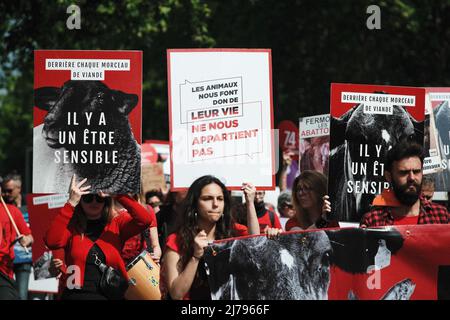 Toulouse, Frankreich, 7.. Mai 2022. Unterschreiben Sie für die Verteidigung von Tieren als Lebewesen. Am 7. Mai 2022 fand in Toulouse (Frankreich) ein marsch statt, um die Abschaffung der Schlachthöfe zu fordern, den Tierschutz zu fördern und den Verzehr von Fleisch und Fisch zu reduzieren. Die Organisatoren (Verbände 'J'agis pour les animaux' und L214) weisen darauf hin, dass täglich nicht weniger als 164 Millionen Landtiere getötet werden und fast 3 Milliarden Wassertiere. Foto von Patrick Batard/ABACAPRESS.com Quelle: Abaca Press/Alamy Live News Stockfoto