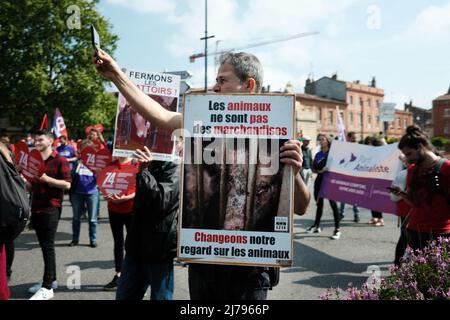 Toulouse, Frankreich, 7.. Mai 2022. Schild „Tiere sind keine Ware“. Am 7. Mai 2022 fand in Toulouse (Frankreich) ein marsch statt, um die Abschaffung der Schlachthöfe zu fordern, den Tierschutz zu fördern und den Verzehr von Fleisch und Fisch zu reduzieren. Die Organisatoren (Verbände 'J'agis pour les animaux' und L214) weisen darauf hin, dass täglich nicht weniger als 164 Millionen Landtiere getötet werden und fast 3 Milliarden Wassertiere. Foto von Patrick Batard/ABACAPRESS.com Quelle: Abaca Press/Alamy Live News Stockfoto