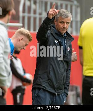 07. Mai 2022, Bayern, Ingolstadt: Fußball: 2. Bundesliga, FC Ingolstadt 04 - Hansa Rostock, Matchday 33, Audi Sportpark. Rostocker Trainer Jens Härtel gibt am Rande Anweisungen. Foto: Stefan Puchner/dpa - WICHTIGER HINWEIS: Gemäß den Anforderungen der DFL Deutsche Fußball Liga und des DFB Deutscher Fußball-Bund ist es untersagt, im Stadion und/oder des Spiels aufgenommene Fotos in Form von Sequenzbildern und/oder videoähnlichen Fotoserien zu verwenden oder zu verwenden. Stockfoto