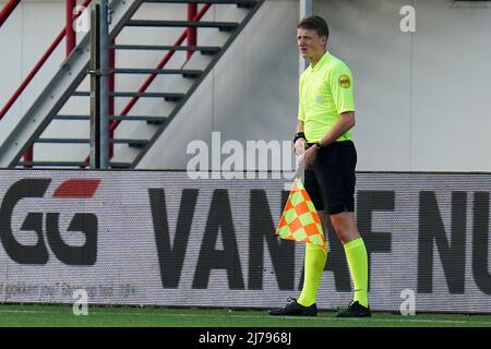 OSS, NIEDERLANDE - 6. MAI: Assistenzreferent Roan van Marrewijk während des niederländischen Keukenkampioendivisie-Spiels zwischen TOP Oss und MVV Maastricht im Frans Heesen Stadion am 6. Mai 2022 in Oss, Niederlande (Foto: Rene Nijhuis/Orange Picts) Stockfoto